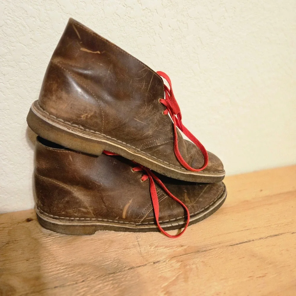 CLARKS Desert Boot Sz 10 Mens Brown Leather Crepe Sole Red Laces Fair Distressed